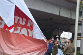 Masa tenang, puluhan petugas gabungan melakukan penurunan tiga alat peraga kampanye (APK) bakal calon gubernur dan calon wakil gubernur DKI di wilayah Jakarta Timur, Senin (25/11/2024) siang. Foto: Ist