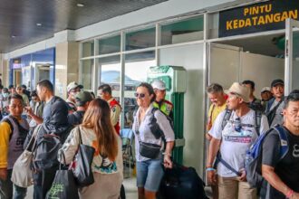 sejumlah wisatawan yang terdampak karena erupsi Gunung Lewotobi Laki-laki, Flores Timur, Nusa Tenggara Timur (NTT), telah berhasil dievakuasi