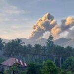 Gunung Dukono mengalami erupsi di Kabupaten Halmahera Utara, Maluku Utara, Jumat (22/11/2024) pagi ini. (Foto: PVMBG)