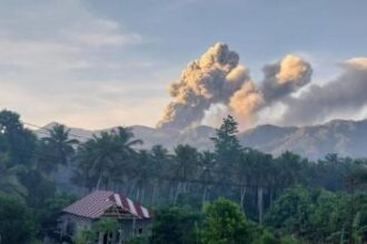 Gunung Dukono mengalami erupsi di Kabupaten Halmahera Utara, Maluku Utara, Jumat (22/11/2024) pagi ini. (Foto: PVMBG)