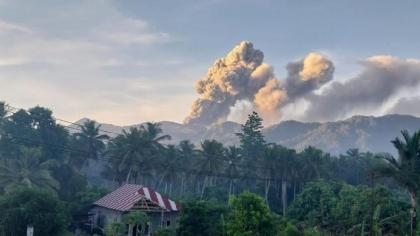 Gunung Dukono mengalami erupsi di Kabupaten Halmahera Utara, Maluku Utara, Jumat (22/11/2024) pagi ini. (Foto: PVMBG)