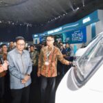 Wakil Menteri Energi dan Sumber Daya Mineral (ESDM), Yuliot Tanjung (depan tengah) didampingi Direktur Utama PLN, Darmawan Prasodjo (depan kanan), dan Direktur Utama PLN Icon Plus, Ari Rahmat Indra Cahyadi (depan kiri) saat mengunjungi pameran ICON NEXT pada Electricity Connect 2024 di Jakarta Convention Center. Foto: Dok PLN