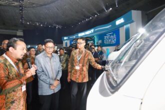 Wakil Menteri Energi dan Sumber Daya Mineral (ESDM), Yuliot Tanjung (depan tengah) didampingi Direktur Utama PLN, Darmawan Prasodjo (depan kanan), dan Direktur Utama PLN Icon Plus, Ari Rahmat Indra Cahyadi (depan kiri) saat mengunjungi pameran ICON NEXT pada Electricity Connect 2024 di Jakarta Convention Center. Foto: Dok PLN