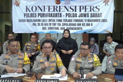 Kabid Humas Polda Jabar Kombes Pol Jules Abraham Abast menyampaikan penjelasan kasus kecelakaan di Tol Cipularang KM 92. Foto: Humas Polda Jabar