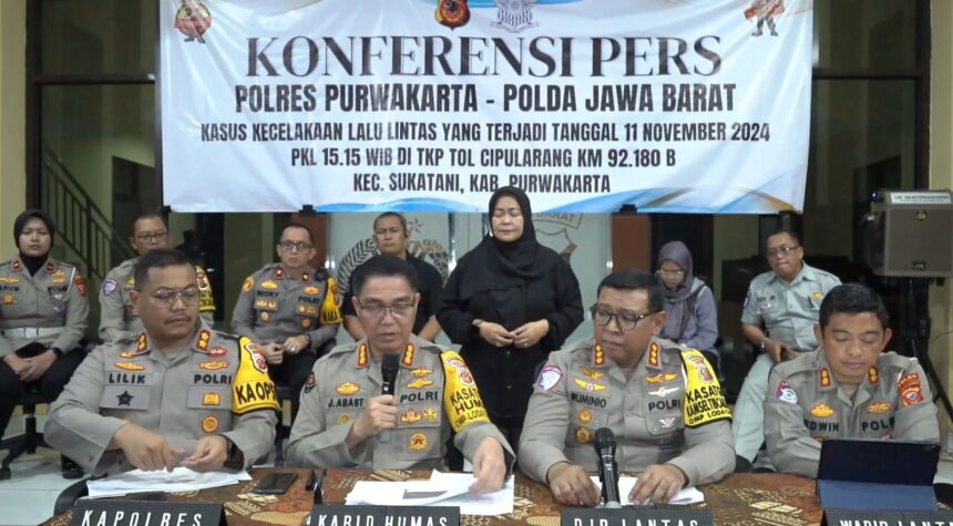 Kabid Humas Polda Jabar Kombes Pol Jules Abraham Abast menyampaikan penjelasan kasus kecelakaan di Tol Cipularang KM 92. Foto: Humas Polda Jabar