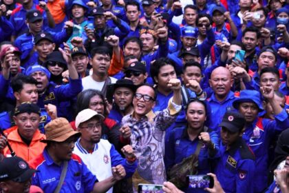 Wakil Menteri Ketenagakerjaan Immanuel Ebenezer Gerungan di tengah aksi serikat pekerja/serikat buruh (SP/SB) yang mengadakan aksi damai di halaman Gedung Kemnaker pada Kamis (7/11/2024). Foto: Kemnaker