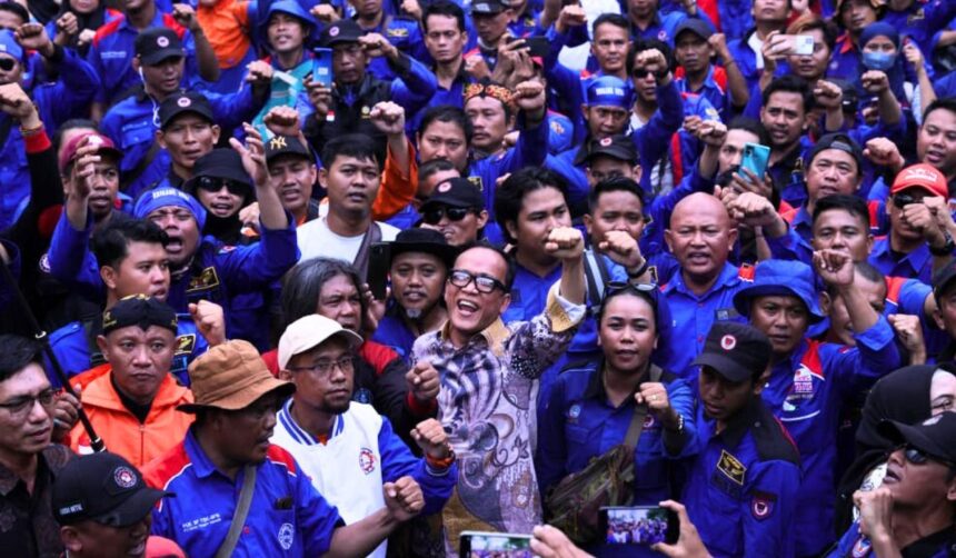 Wakil Menteri Ketenagakerjaan Immanuel Ebenezer Gerungan di tengah aksi serikat pekerja/serikat buruh (SP/SB) yang mengadakan aksi damai di halaman Gedung Kemnaker pada Kamis (7/11/2024). Foto: Kemnaker