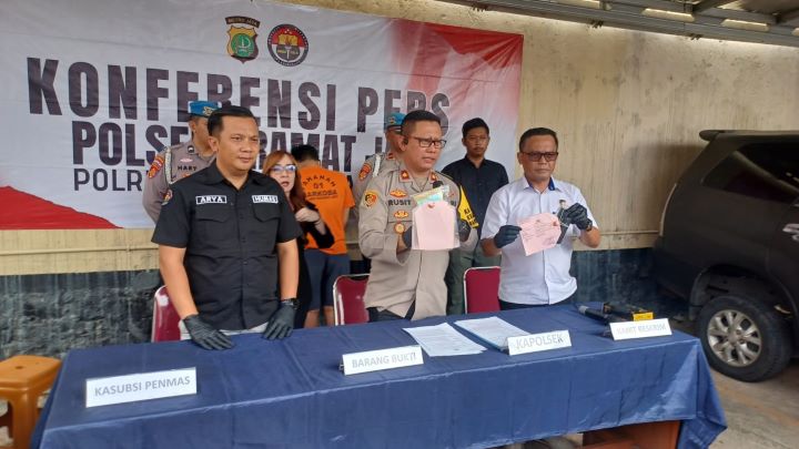 Kapolsek Kramat Jati, Kompol Rusit Malaka didampingi Kanit Reskrim dan Humas Polres Metro Jakarta Timur dalam gelar kasus penyalahgunaan narkotika jenis tembakau sintetis di Mapolsek, pada Jumat (8/11/2024) siang. Foto: Joesvicar Iqbal/ipol.id