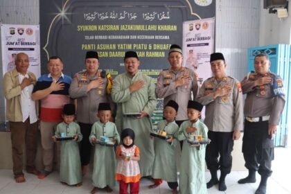 apolres Metro Jakarta Selatan, Kombes Ade Rahmat Idnal beserta jajaran saat membagikan 130 paket makanan bergizi kepada anak-anak Panti Asuhan Daarul Rahman di Jalan Raya M Kahfi 1, Gang H. Annun, RT 3 RW 4, Kampung Kandang, Jagakarsa, Jumat (22/11/2024). Foto: Ist