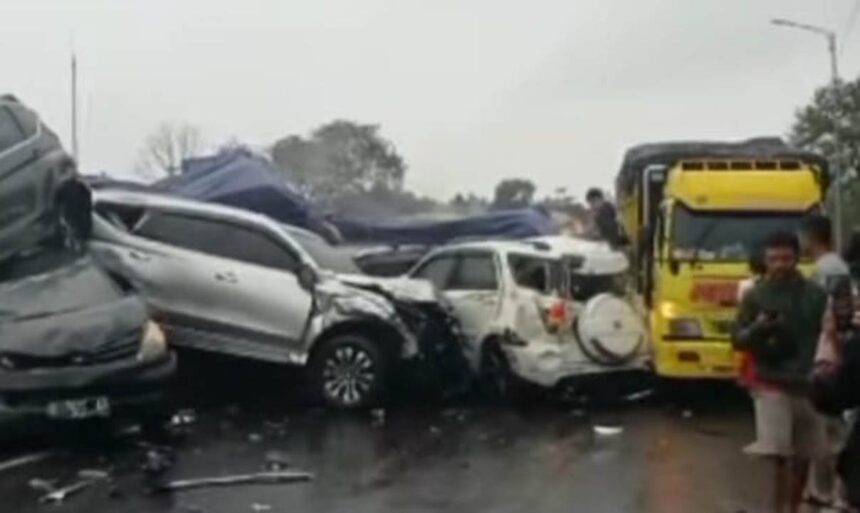 Kecelakaan di Tol Cipularang, Jawa Barat, Km 92, pada Senin (11/11/2024). Foto: Tangkapan layar Instagram @jasaraharja_sulawesiselatan