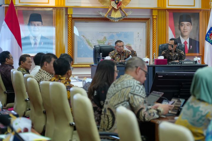 Wakil Menteri Koordinator Bidang Politik dan Keamanan, Letnan Jenderal TNI (Purn) Lodewijk Freidrich Paulus saat memimpin Rapat Koordinasi Kesiapan Pilkada Serentak Tahun 2024 di Kantor Kemendagri, Jumat (22/11/2024). Foto: Humas Kemenko Polkam