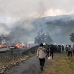 Kondisi rumah warga yang dibakar akibat bentrok antar-massa pendukung paslon bupati-wakil bupati Puncak Jaya, Papua Tengah. Foto: Humas Polda Papua.