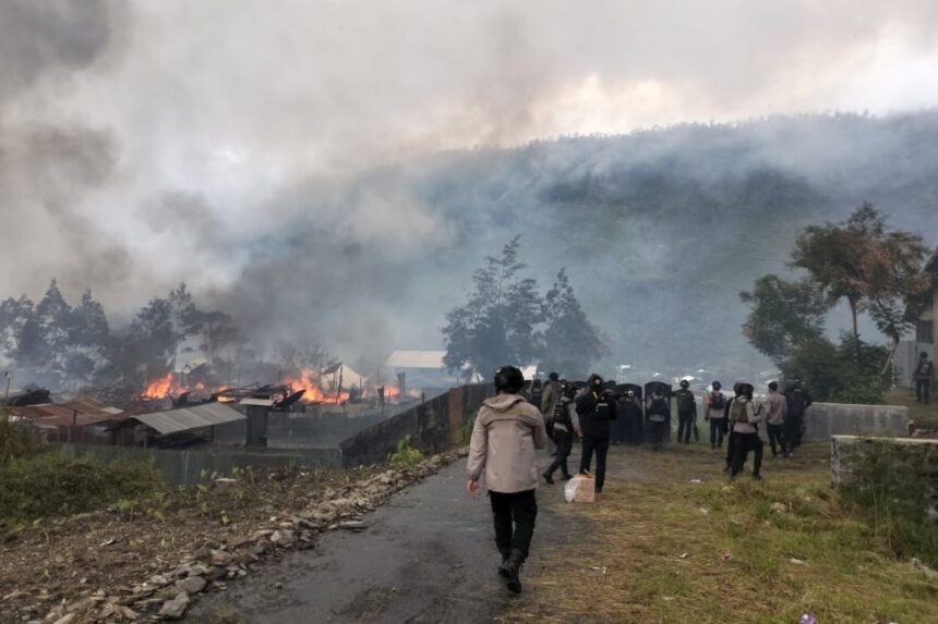 Kondisi rumah warga yang dibakar akibat bentrok antar-massa pendukung paslon bupati-wakil bupati Puncak Jaya, Papua Tengah. Foto: Humas Polda Papua.