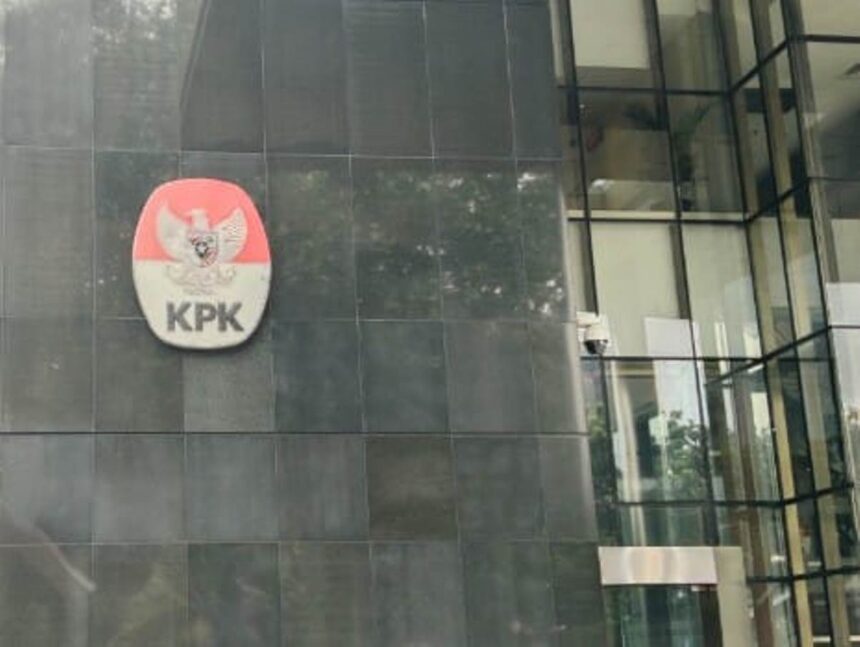 Logo Komisi Pemberantasan Korupsi (KPK) yang terpajang di Lobi Gedung Merah Putih, Kuningan, Jaksel. Foto: Yudha Krastawan/ipol.id