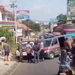 Geger Kecelakaan dua mobil polisi di Kabupaten pandeglang, Banten gara-gara ulah ODGJ, Selasa (19/11/2024). Foto: X, @Heraloebss (tangkap layar)