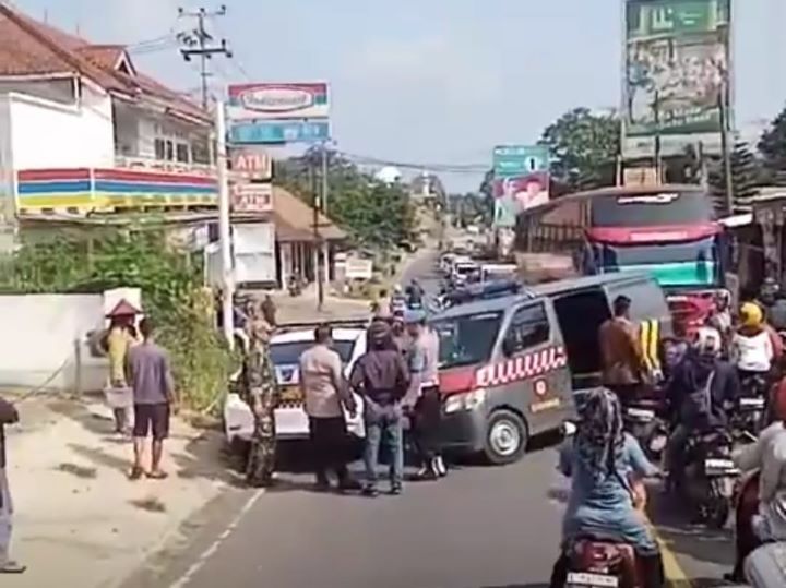 Geger Kecelakaan dua mobil polisi di Kabupaten pandeglang, Banten gara-gara ulah ODGJ, Selasa (19/11/2024). Foto: X, @Heraloebss (tangkap layar)