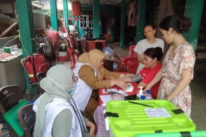 Sejumlah Tenaga Kesehatan Suku Dinas Kesehatan Jakarta Timur memberikan pelayanan kesehatan dibuka setiap hari di posko sekitar lokasi kebakaran di Jalan Kemuning Bendungan, RW 01, Rawa Bunga, Jatinegara, Jakarta Timur, Selasa (26/11/2024). Foto: Ist