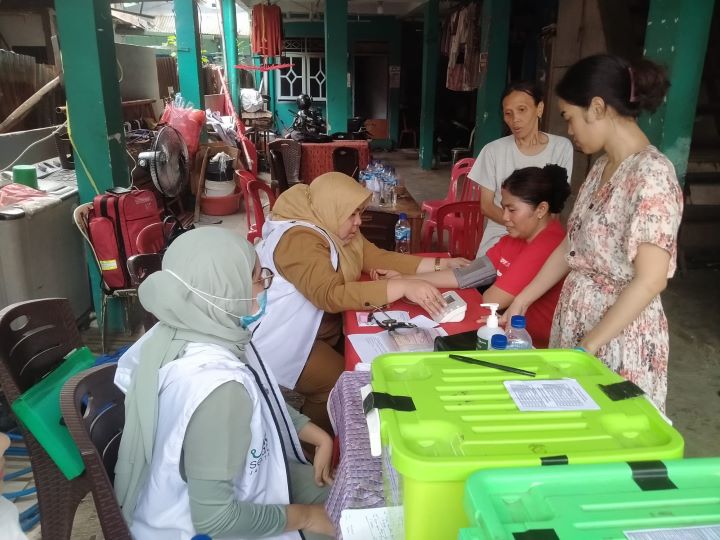 Sejumlah Tenaga Kesehatan Suku Dinas Kesehatan Jakarta Timur memberikan pelayanan kesehatan dibuka setiap hari di posko sekitar lokasi kebakaran di Jalan Kemuning Bendungan, RW 01, Rawa Bunga, Jatinegara, Jakarta Timur, Selasa (26/11/2024). Foto: Ist