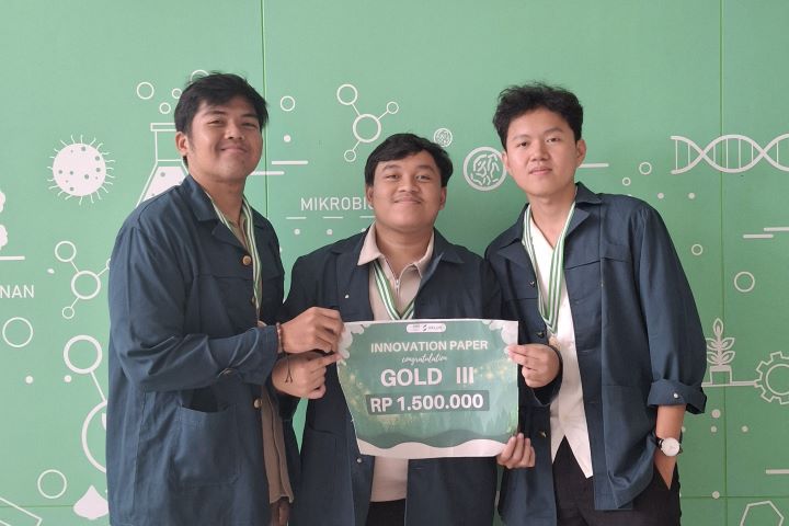 Tim Chloratullations yang meraih juara umum ketiga dan meraih medali emas untuk kategori full paper dalam ajang Student Innovation in Climate, Energy, and Sustainability (SICLUS) 2024. Foto: ITB