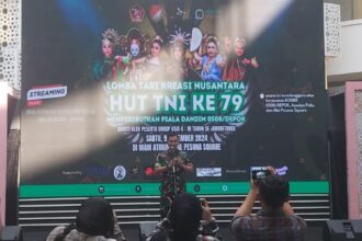 Kolonel Infanteri Iman Widhiarto saat memberikan kata sambutan pembukaan Lomba Tari Tradisional HUT ke-79 TNI, di lobi Mal Pesona Square Kota Depok, Jabar, Sabtu (9/11/2024) pagi. Foto: Ahmad/ipol.id