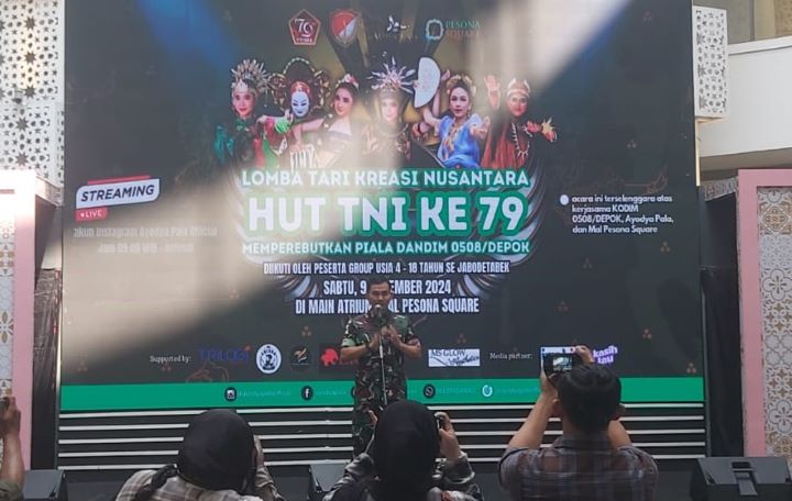 Kolonel Infanteri Iman Widhiarto saat memberikan kata sambutan pembukaan Lomba Tari Tradisional HUT ke-79 TNI, di lobi Mal Pesona Square Kota Depok, Jabar, Sabtu (9/11/2024) pagi. Foto: Ahmad/ipol.id