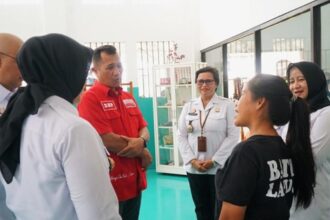 Dirjen HAM Kementerian Hukum dan HAM, Dhahana Putra saat bertemu dengan terpidana mati kasus narkoba asal Filipina, Mary Jane Veloso di Lapas Perempuan Kelas IIB Jogja. Foto: Ist