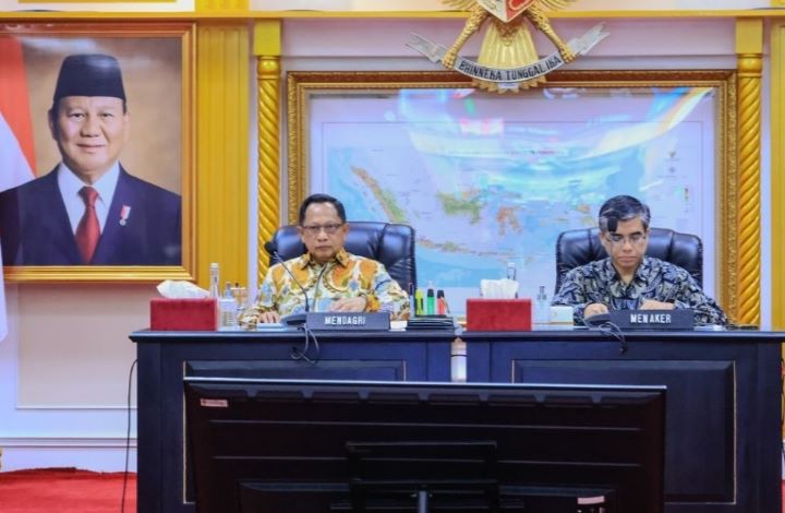 Menaker Yassierli, bersama Menaker Tito Karnavian dan seluruh Kepala Daerah di Tingkat Provinsi, Kabupaten, dan Kota menggelar Rapat Koordinasi (Rakor), di Jakarta. Foto: Kemnaker