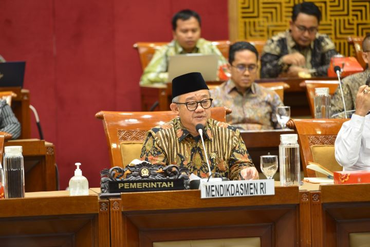 Menteri Pendidikan Dasar dan Menengah Abdul Mu'ti saat rapat kerja dengan Komisi X DPR. Foto: kemendikdasmen