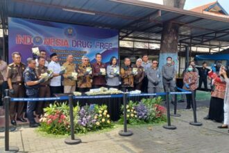 Sekretaris Utama Badan Narkotika Nasional Republik Indonesia (BNN RI), Irjen Pol Tantan Sulistyana (tengah), Direktur Teknologi Informasi dan Kerjasama Direktorat Jenderal Pemasyarakatan (Ditjenpas), Marselina Budiningsih dan perwakilan Bea Cukai, Kejaksaan, tokoh masyarakat serta Ulama dalam kegiatan pemusnahan barang bukti sabu di Markas BNN RI, Cawang, Jakarta Timur, Selasa (19/11/2024). Foto: Joesvicar Iqbal/ipol.id