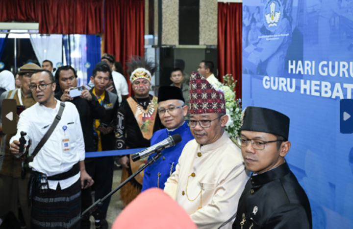 Menteri Pendidikan Dasar dan Menengah (Mendikdasmen), Abdul Mu’ti memberikan keterangan kepada awak media dalam sesi wawancara di Plaza Insan Berprestasi, Jakarta. Foto: Ist