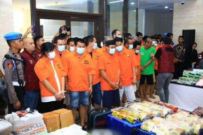 Kabareskrim Polri Komjen Wahyu Widada dalam konferensi pers di Lobi Gedung Awaloedin Djamin, Bareskrim, Jakarta, Jumat (1/11/2024). Foto: Polri