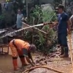 Sejumlah PPSU membersihkan permukiman warga dari lumpur sisa banjir di Jalan Balai Rakyat, RW 03 dan Jalan kesehatan, RT 4 RW 11, Kel. Gedong, Kec. Pasar Rebo, Jakarta Timur, Kamis (28/11/2024). Foto: Ist