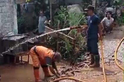 Sejumlah PPSU membersihkan permukiman warga dari lumpur sisa banjir di Jalan Balai Rakyat, RW 03 dan Jalan kesehatan, RT 4 RW 11, Kel. Gedong, Kec. Pasar Rebo, Jakarta Timur, Kamis (28/11/2024). Foto: Ist