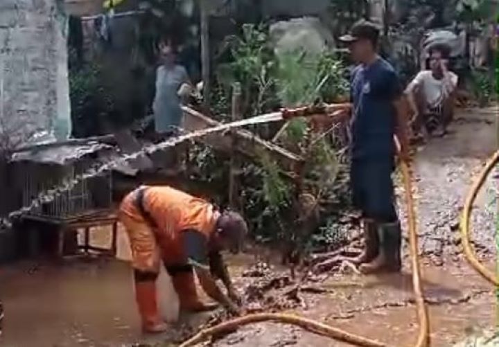 Sejumlah PPSU membersihkan permukiman warga dari lumpur sisa banjir di Jalan Balai Rakyat, RW 03 dan Jalan kesehatan, RT 4 RW 11, Kel. Gedong, Kec. Pasar Rebo, Jakarta Timur, Kamis (28/11/2024). Foto: Ist