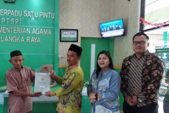 BPN Kota Palangka Raya menyerahkan sertifikat rumah ibadah dan wakaf dengan menggandeng Kemenag setempat. (Foto BPN Palangka Raya)