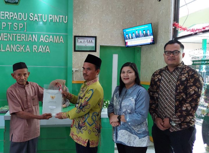 BPN Kota Palangka Raya menyerahkan sertifikat rumah ibadah dan wakaf dengan menggandeng Kemenag setempat. (Foto BPN Palangka Raya)