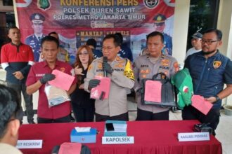 Kapolsek Duren Sawit, Jakarta Timur, AKP Sutikno didampingi Kanit Reskrim Polsek Duren Sawit, AKP Erick dan jajaran saat menggelar kasus pencurian pecah kaca mobil dengan menghadirkan tersangka NH dan P di Mapolsek Duren Sawit, pada Selasa (5/11/2024) siang. Foto: Joesvicar Iqbal/ipol.id