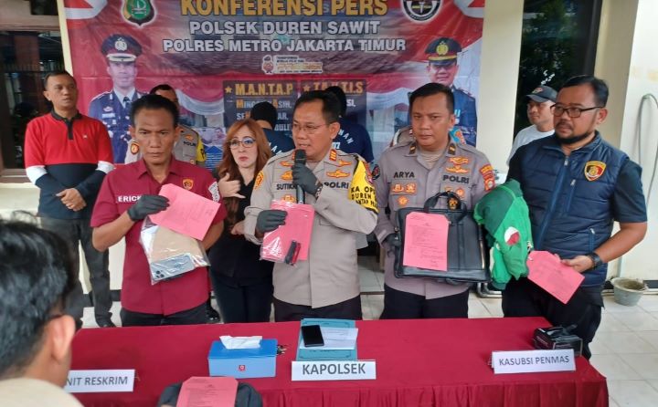 Kapolsek Duren Sawit, Jakarta Timur, AKP Sutikno didampingi Kanit Reskrim Polsek Duren Sawit, AKP Erick dan jajaran saat menggelar kasus pencurian pecah kaca mobil dengan menghadirkan tersangka NH dan P di Mapolsek Duren Sawit, pada Selasa (5/11/2024) siang. Foto: Joesvicar Iqbal/ipol.id