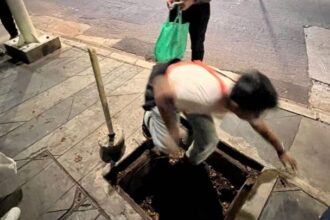 Seorang pria terperosok karena penutup beton saluran air pada trotoar di depan Stasiun LRT Pulomas, Kelurahan Kayu Putih, Kecamatan Pulogadung, Jakarta Timur, raib. Foto: Aduan Jakarta Kini (Jaki)