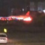 Pesawat Sukhoi Superjet 100 maskapai Azimuth Airlines Rusia terbakar di bandara Antalya, Turki (Foto: X/Herber Air)