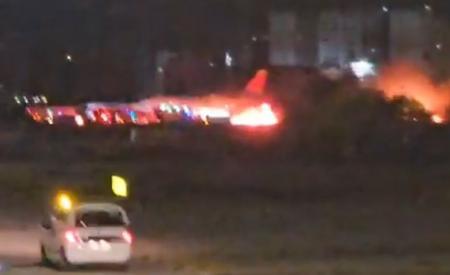 Pesawat Sukhoi Superjet 100 maskapai Azimuth Airlines Rusia terbakar di bandara Antalya, Turki (Foto: X/Herber Air)