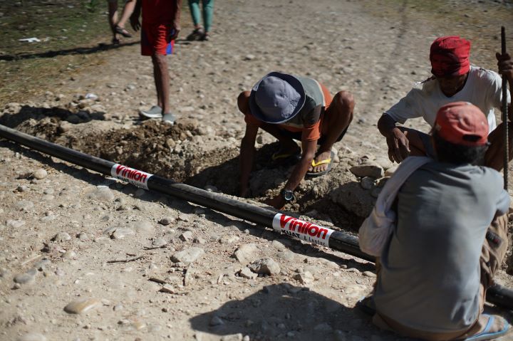 : Vinilon Group memasang pipa sepanjang 7 KM untuk permudah akses air bersih di NTT.