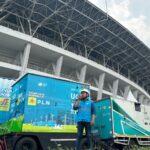 Petugas PLN bersiaga mengamankan pasokan listrik saat pertandingan Kualifikasi Piala Dunia 2026 antara Indonesia melawan Arab Saudi di Stadion Utama Gelora Bung Karno, Jakarta, Selasa (19/11/2024). Foto: Dok PLN