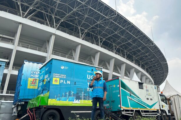 Petugas PLN bersiaga mengamankan pasokan listrik saat pertandingan Kualifikasi Piala Dunia 2026 antara Indonesia melawan Arab Saudi di Stadion Utama Gelora Bung Karno, Jakarta, Selasa (19/11/2024). Foto: Dok PLN