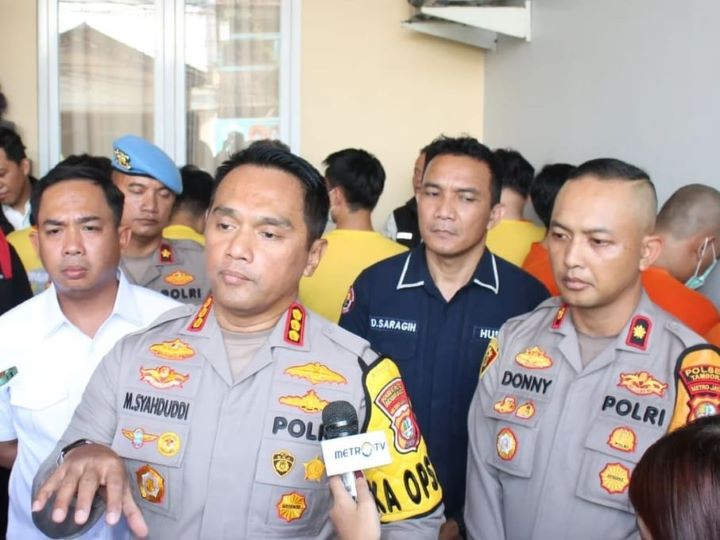 Polres Metro Jakarta Barat menggrebek rumah mewah di Perumahan Cengkareng Indah, Jalan Tenis Raya, Cengkareng, Jakarta Barat. Foto: IG, @polres_jakbar (tangkap layar)