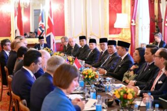 Presiden Prabowo menghadiri CEO Roundtable Forum yang digelar di Lancaster House, London, pada Kamis, 21 November 2024. Forum ini mempertemukan Presiden Prabowo dengan 19 pemimpin perusahaan besar Inggris untuk membahas peluang investasi strategis di Indonesia. Foto: Setneg