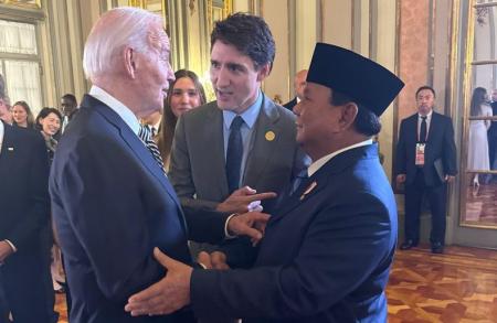 Presiden Prabowo Subianto bercengkrama dengan para pemimpin dunia dalam jamuan makan malam KTT APEC di Lima, Peru (Foto: Biro Pers Media dan Informasi Sekretariat Presiden)