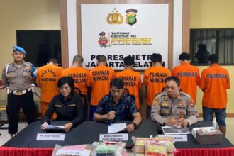 Wakil Kepala (Waka) Satresnarkoba Polres Metro Jakarta Selatan (Jaksel), Kompol Telly Areska Putra (tengah) didampingi Kasi Humas Polres Jaksel, AKP Nurma Dewi (kiri) dan Kapolsek Jagakarsa (kanan) dalam konfrensi pers pengungkapan empat kasus narkotika di Mapolres, Jumat (29/11/2024). Foto: Joesvicar Iqbal/ipol.id