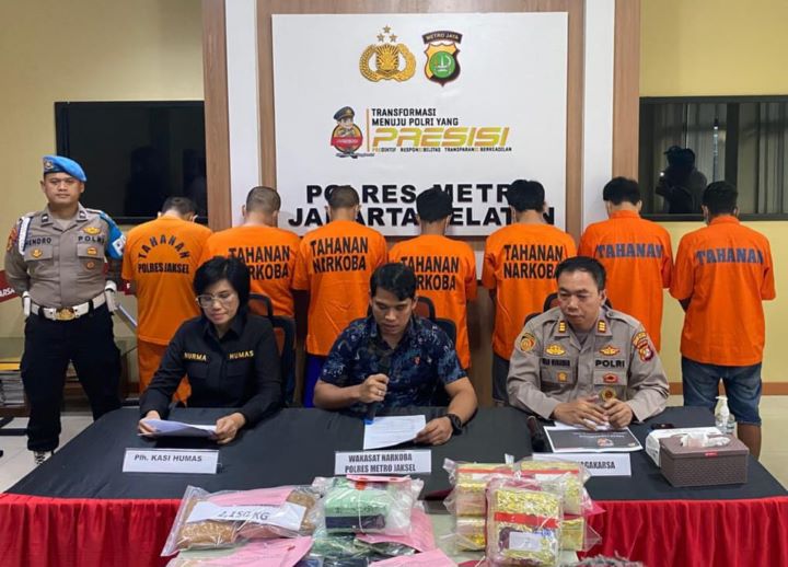 Wakil Kepala (Waka) Satresnarkoba Polres Metro Jakarta Selatan (Jaksel), Kompol Telly Areska Putra (tengah) didampingi Kasi Humas Polres Jaksel, AKP Nurma Dewi (kiri) dan Kapolsek Jagakarsa (kanan) dalam konfrensi pers pengungkapan empat kasus narkotika di Mapolres, Jumat (29/11/2024). Foto: Joesvicar Iqbal/ipol.id