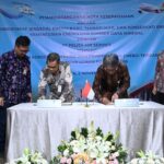 Penandatanganan MoU oleh Direktur Utama PT Pelita Air Service, Dendy Kurniawan dan Direktur Jenderal Energi Baru, Terbarukan, dan Konservasi Energi (EBTKE), Eniya Listiani Dewi yang diwakilkan oleh Sekretaris Direktorat Jenderal EBTKE, Sahid Junaidi di Kantor Pusat PT Pelita Air Service. Foto: Dok Pelita Air Service